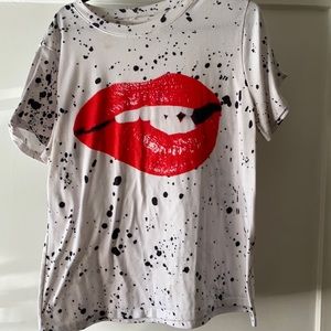 Tee- with lip bite design